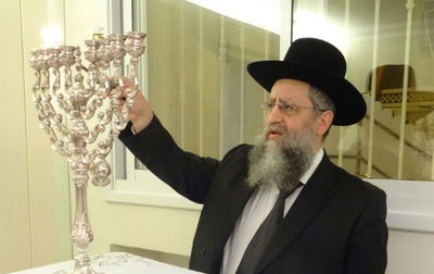 הגאון רבי דוד יוסף בהדלקת נר שלישי של חנוכה