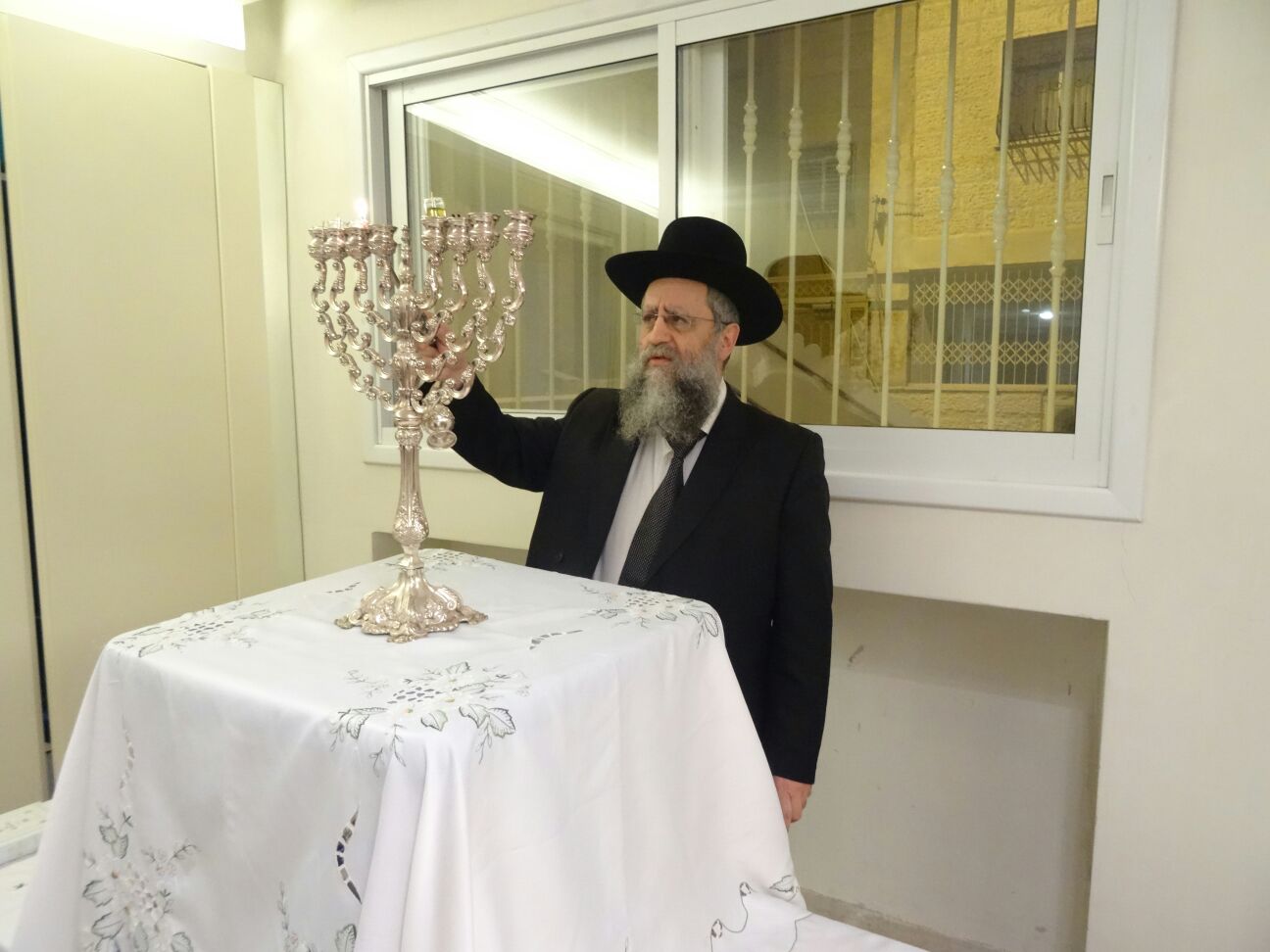 הגאון רבי דוד יוסף בהדלקת נר שלישי של חנוכה