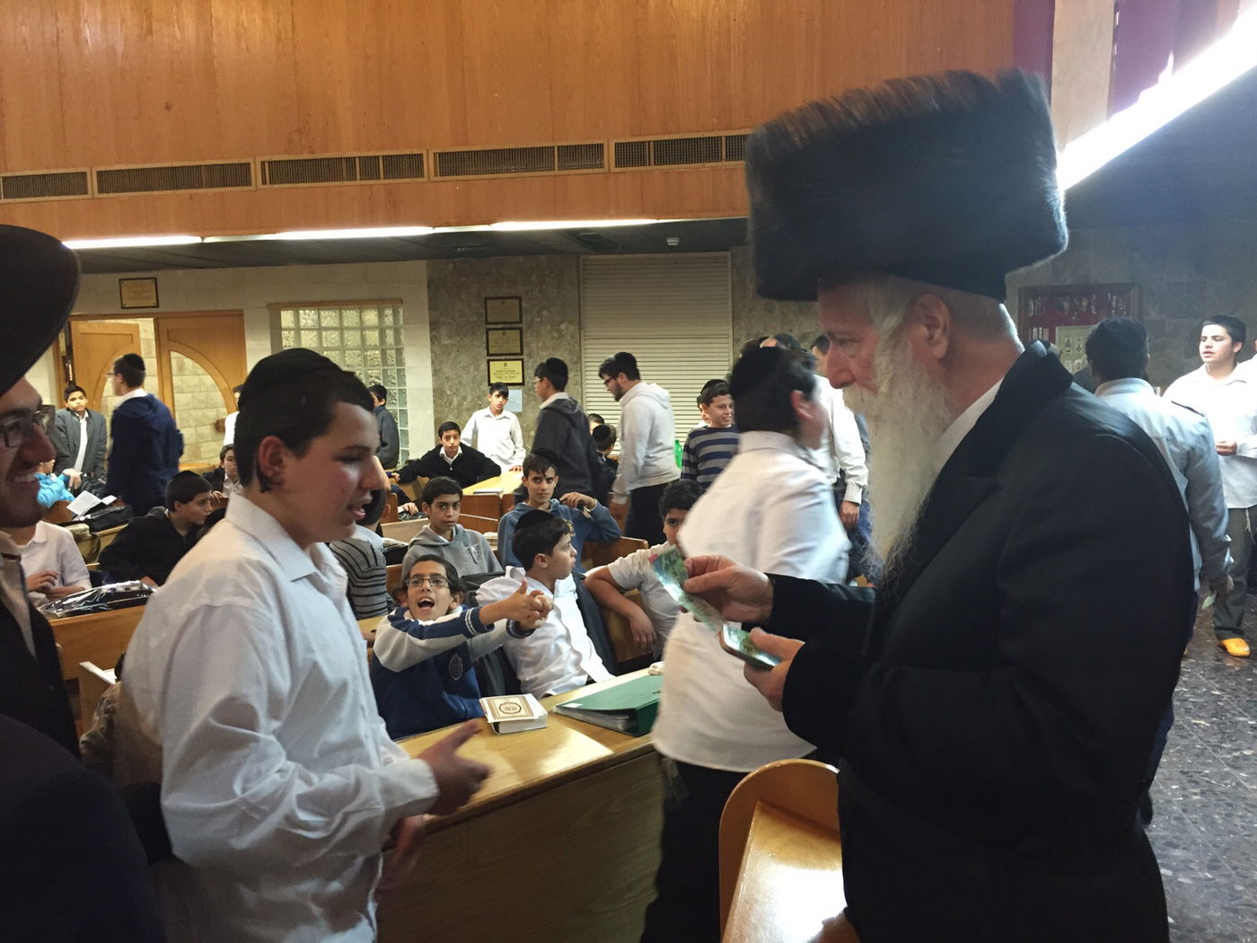 תיעוד: הרב גרוסמן מחלק דמי חנוכה לתלמידיו