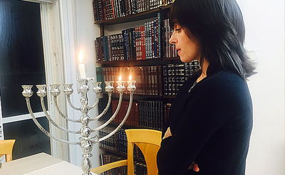 יעל מזרחי ונרות חנוכה