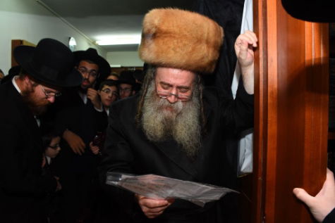 הרבי מקאזניץ הפתיע את חסידיו עם קולפיק • תמונות