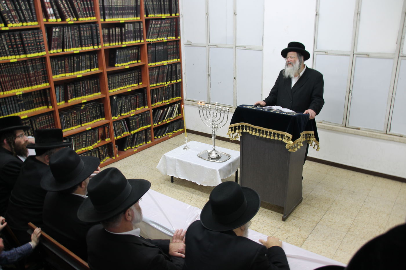 אדמו"רי בני ברק בהדלקת הנר השני • גלריה