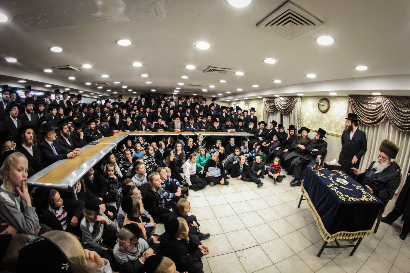 הרבי מקוסוב ויז'ניץ הדליק עם ה'קולפיק'. צפו