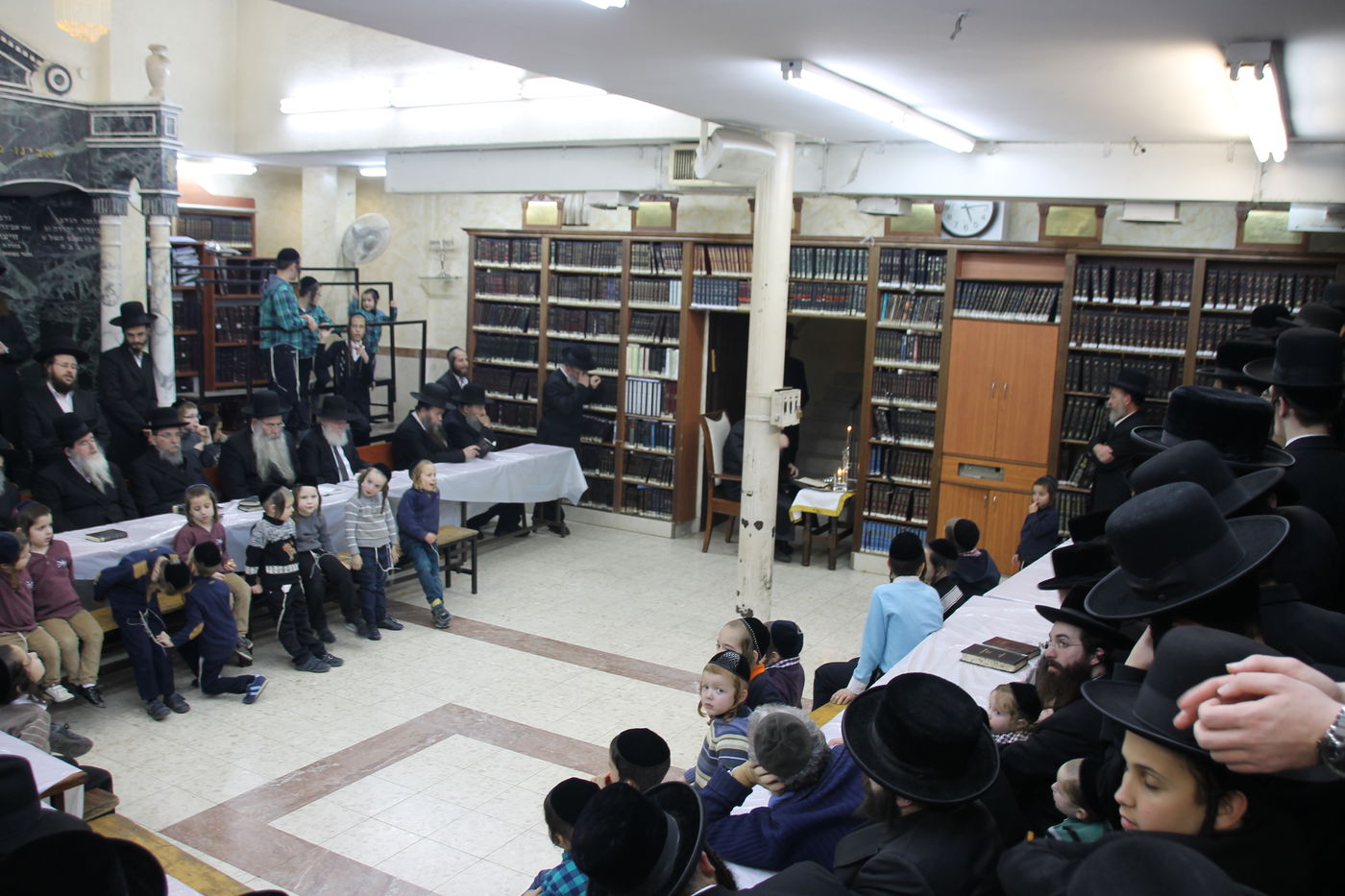 אדמו"רי בני ברק בהדלקת הנר השני • גלריה