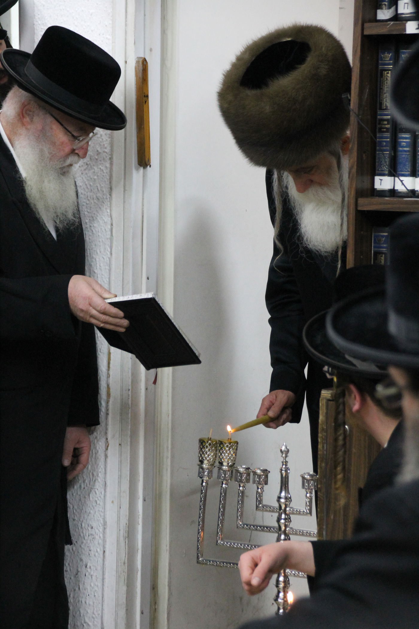 אדמו"רי בני ברק בהדלקת הנר השני • גלריה