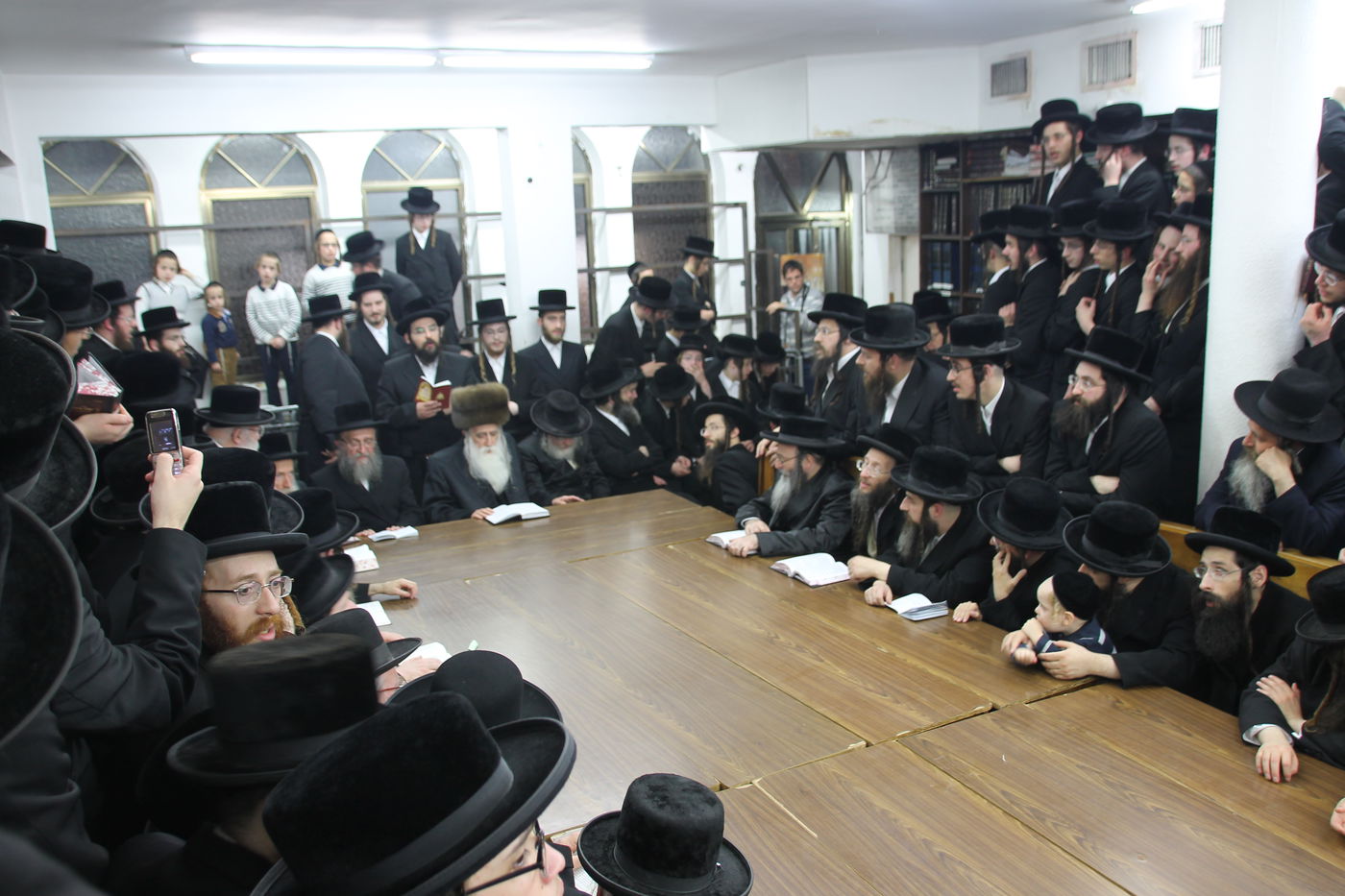 אדמו"רי בני ברק בהדלקת הנר השני • גלריה