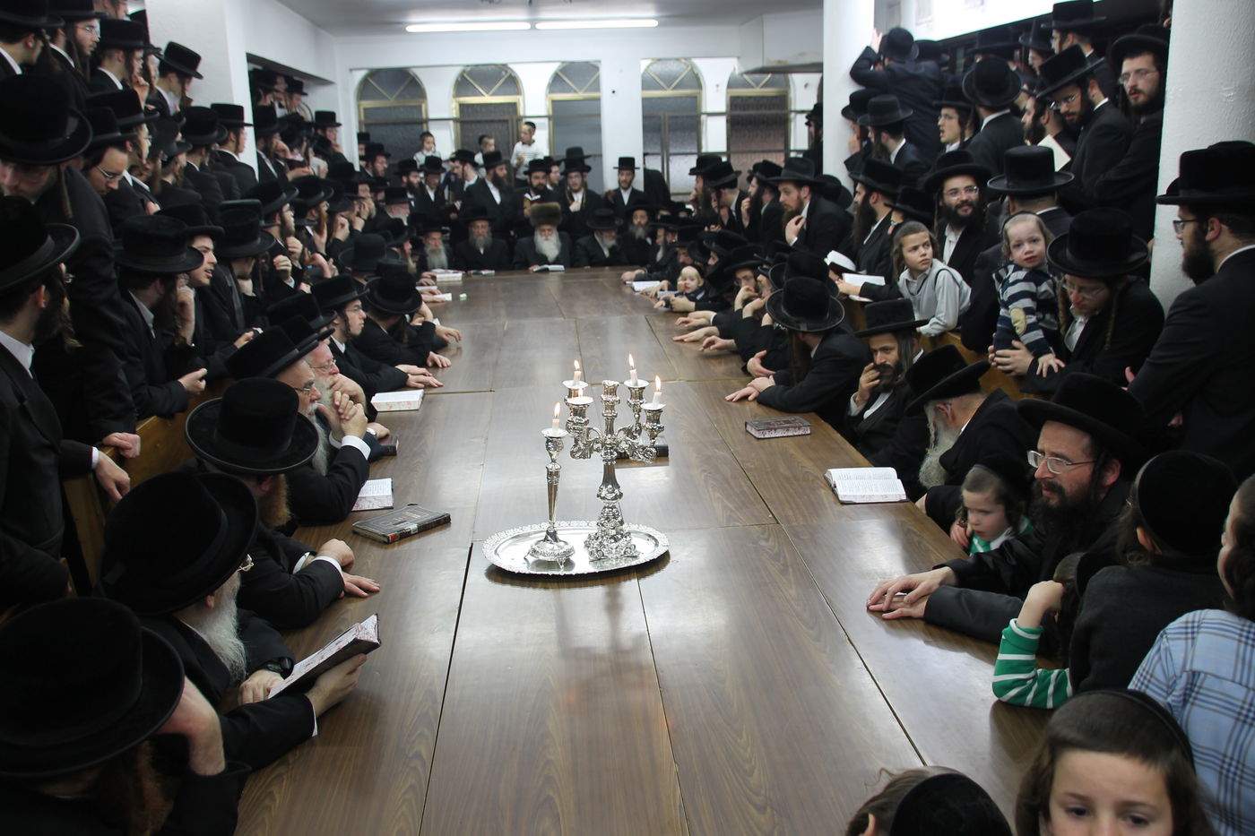 אדמו"רי בני ברק בהדלקת הנר השני • גלריה