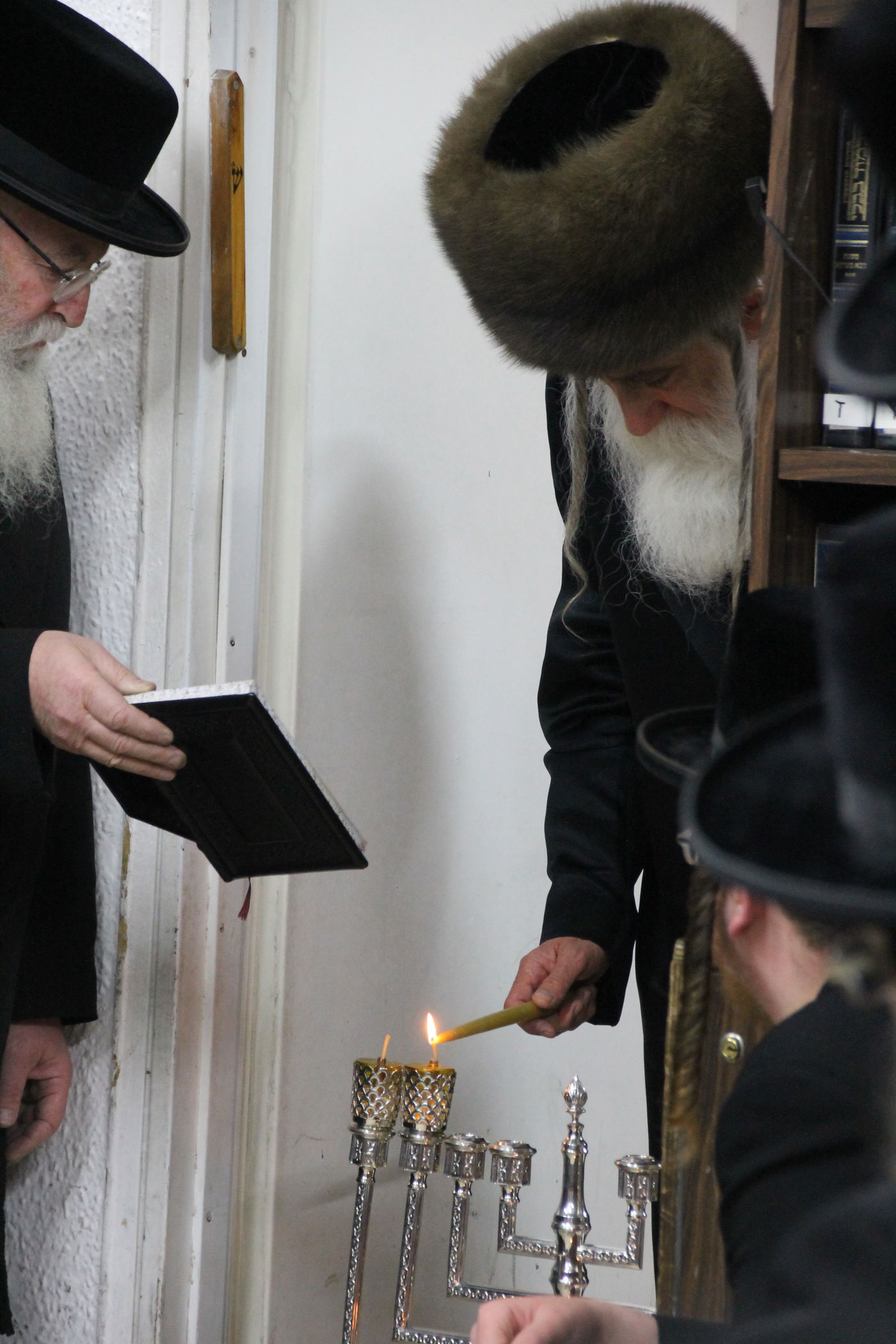 אדמו"רי בני ברק בהדלקת הנר השני • גלריה