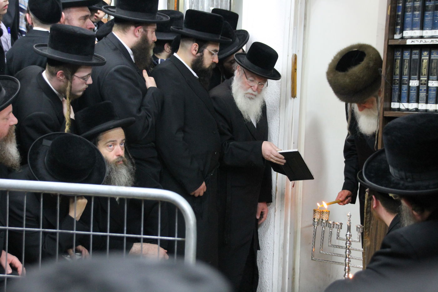 אדמו"רי בני ברק בהדלקת הנר השני • גלריה
