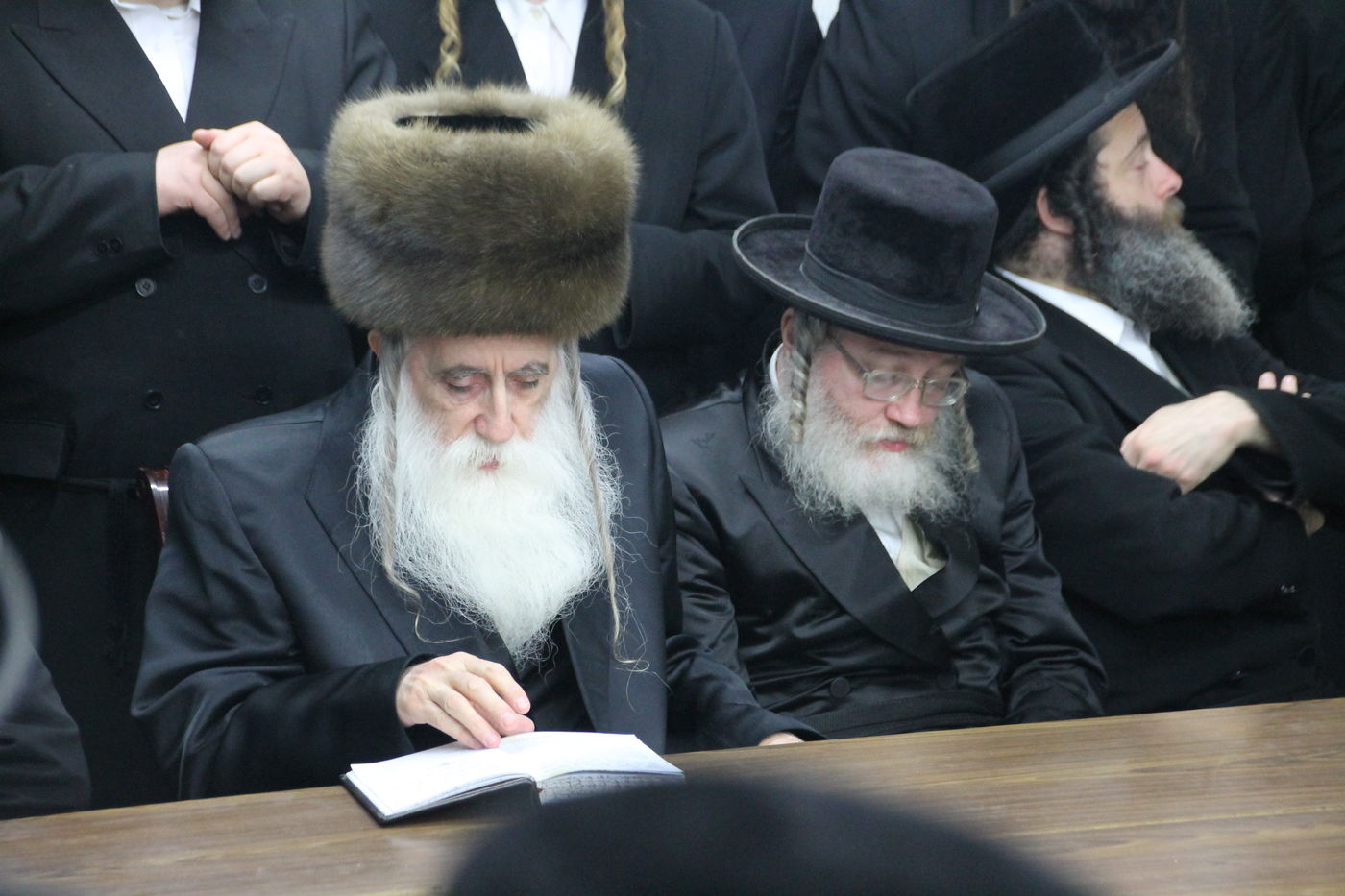 אדמו"רי בני ברק בהדלקת הנר השני • גלריה