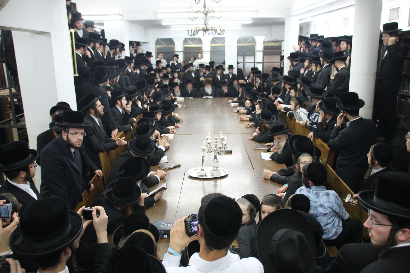 אדמו"רי בני ברק בהדלקת הנר השני • גלריה