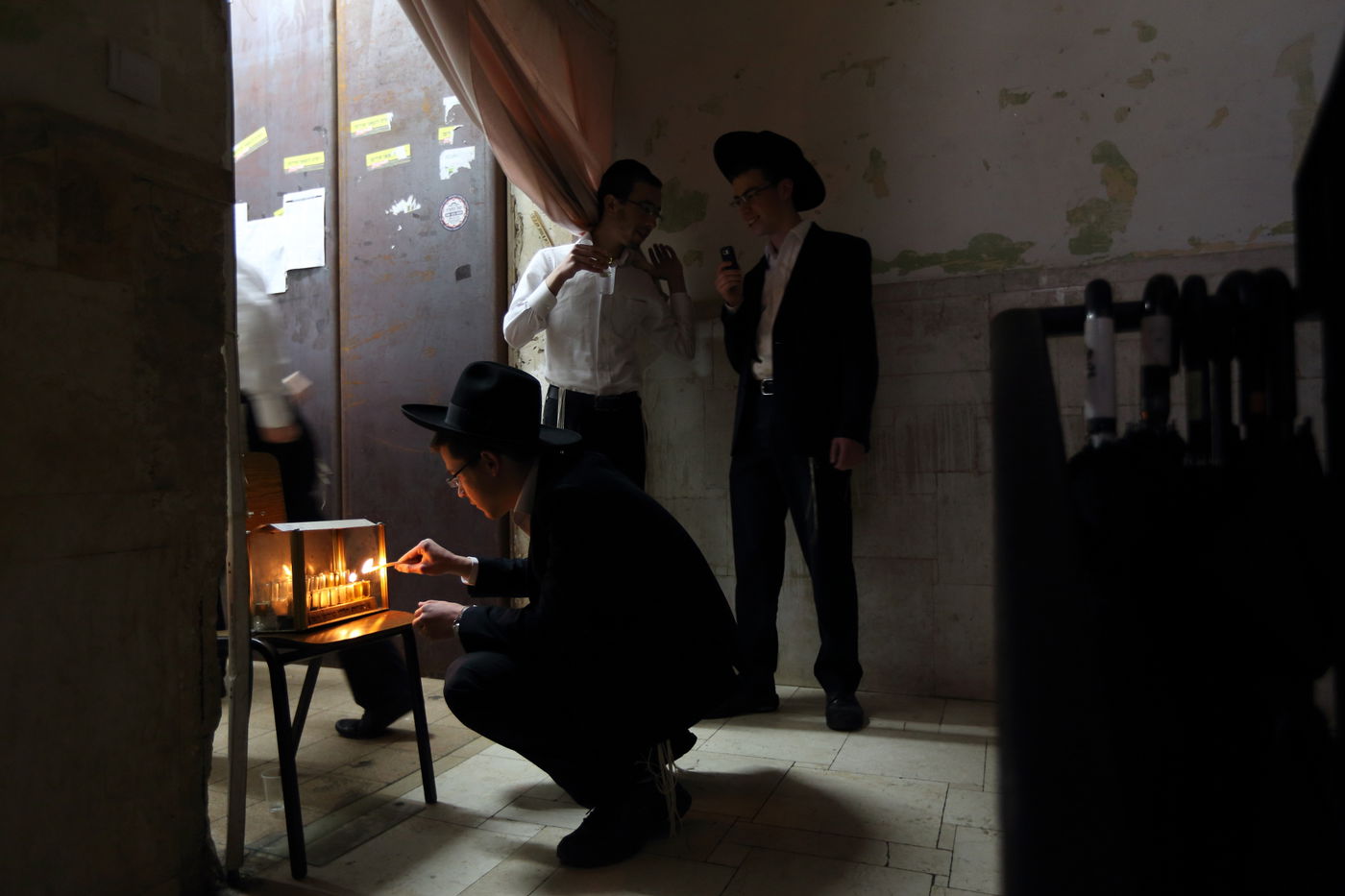 צפו: עמלי התורה בפוניבז' מדליקים נרות חנוכה