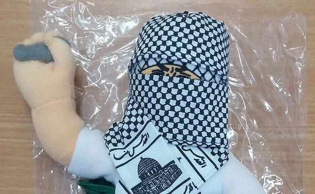 בובות הסתה: נתפסו בובות רעולות פנים ומחזיקות אבן