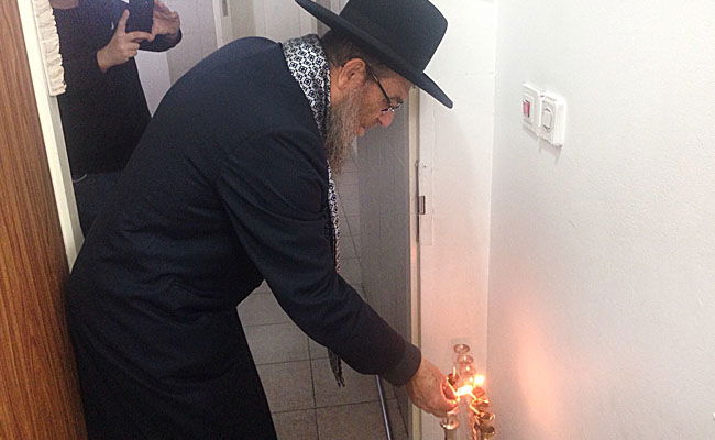 תיעוד: הרב יצחק ברדא מדליק נרות חנוכה