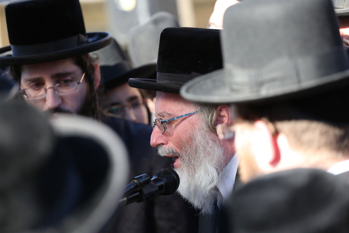 צפו בתיעוד: המונים נפרדו מרבי משה וייס זצ"ל