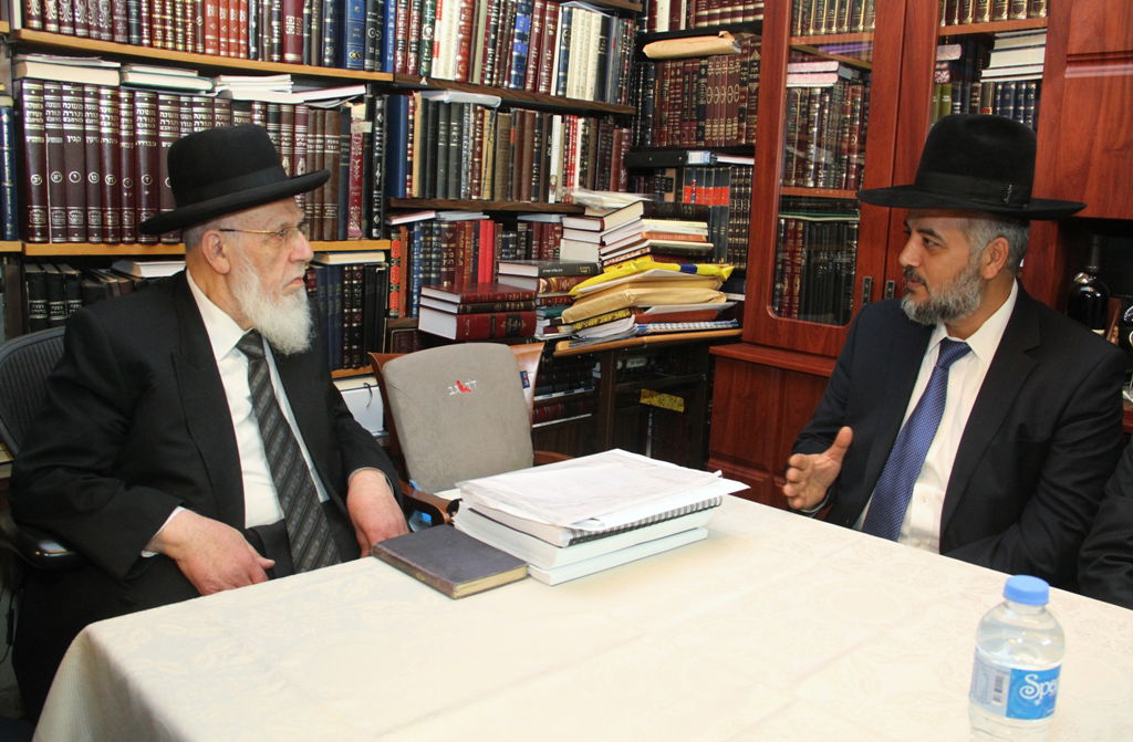 עמרם כנפו עם ראש הישיבה הגאון חכם שלום כהן