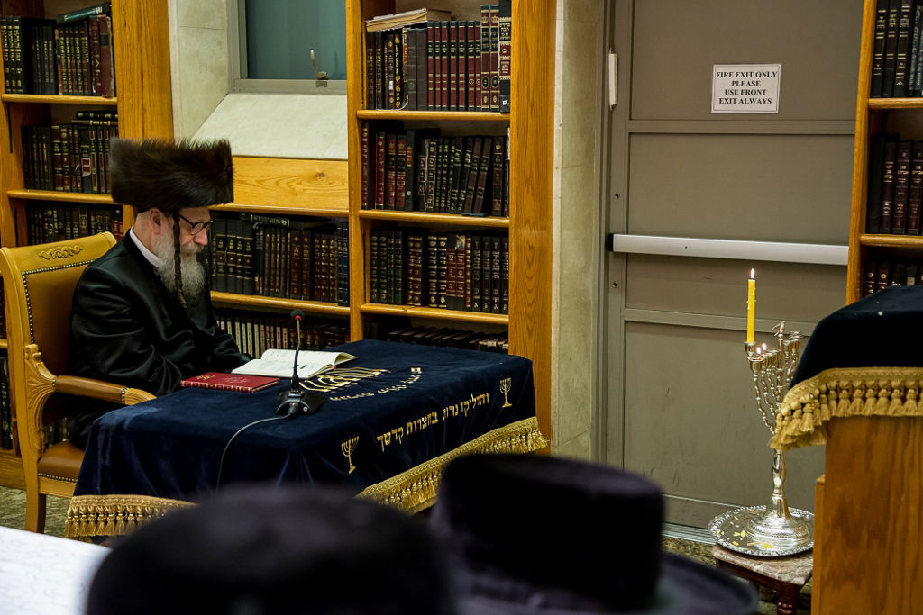 תיעוד ענק: ההדלקה בעשרות חצרות בארה"ב