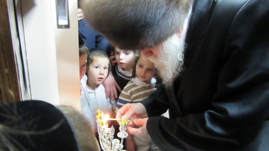 תיעוד ענק: ההדלקה בעשרות חצרות בארה"ב