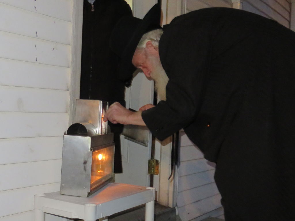 תיעוד ענק: ההדלקה בעשרות חצרות בארה"ב