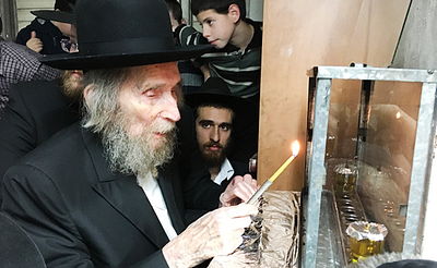 "להדליק נר של חנוכה": מרן הגראי"ל שטיינמן בהדלקה • צפו