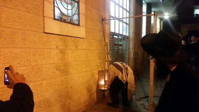 צפו: המקובל רבי יעקב עדס מדליק נרות חנוכה בכוונות