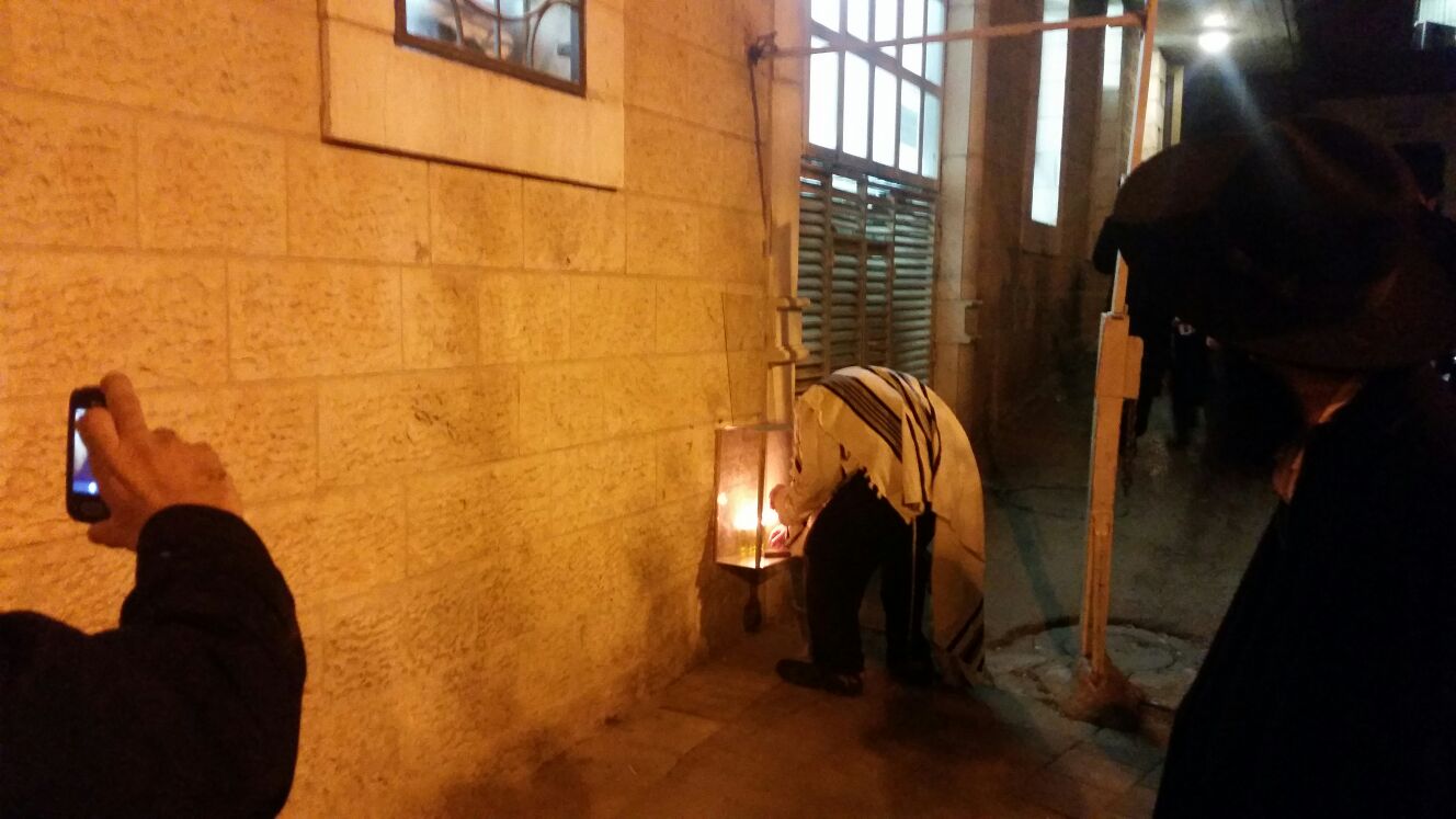 צפו: המקובל רבי יעקב עדס מדליק נרות חנוכה בכוונות