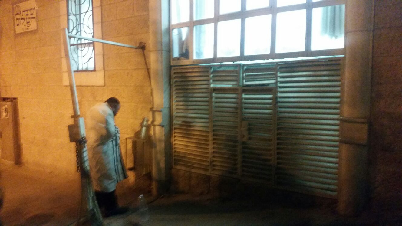 צפו: המקובל רבי יעקב עדס מדליק נרות חנוכה בכוונות