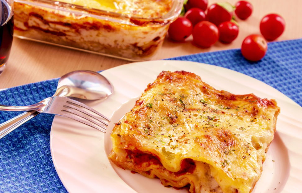 לזניה עשירה בגבינות ברוטב עגבניות