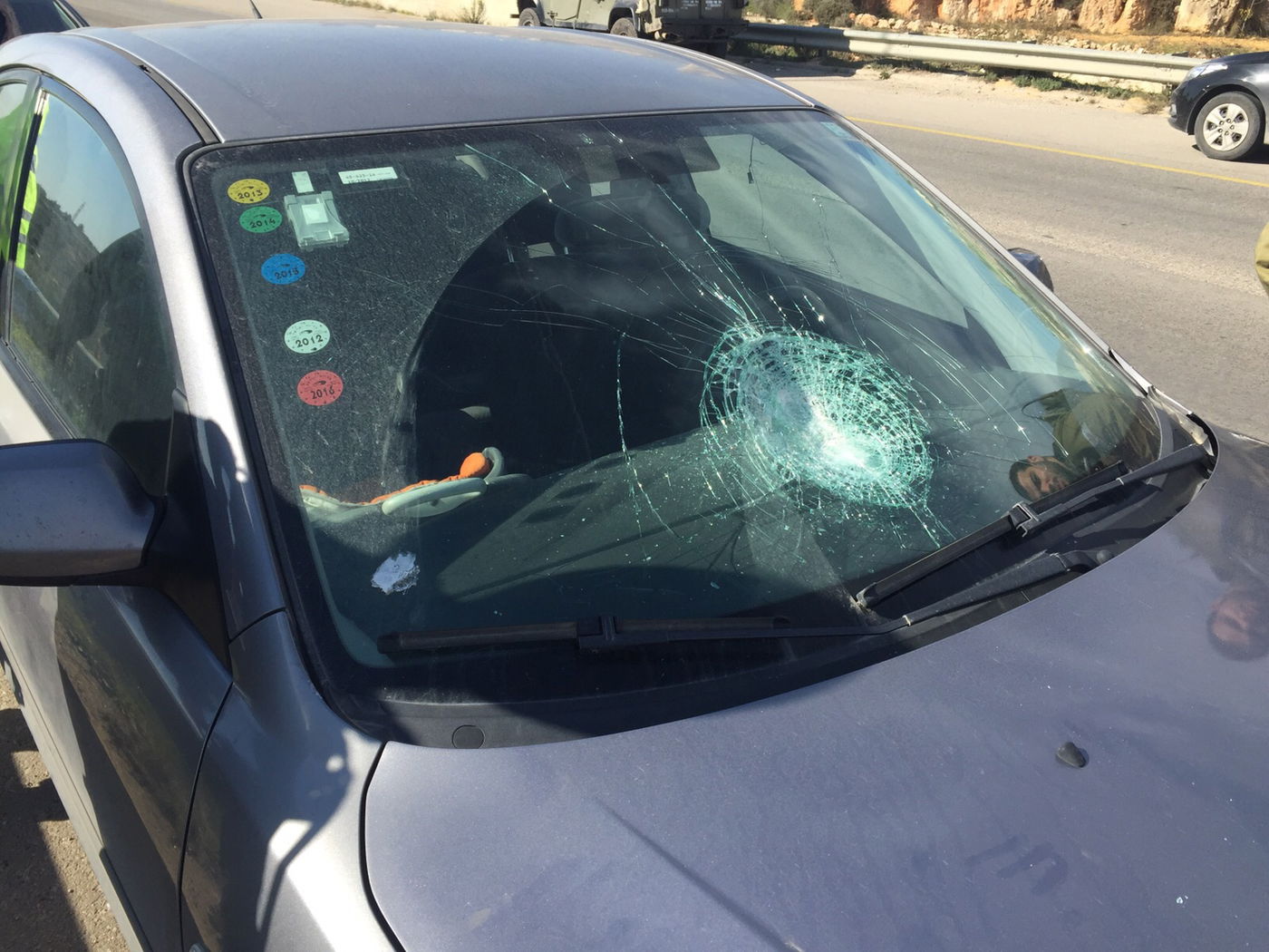 סמוך לביתר עילית: פעוטה בת חצי שנה נפגעה מיידוי אבנים