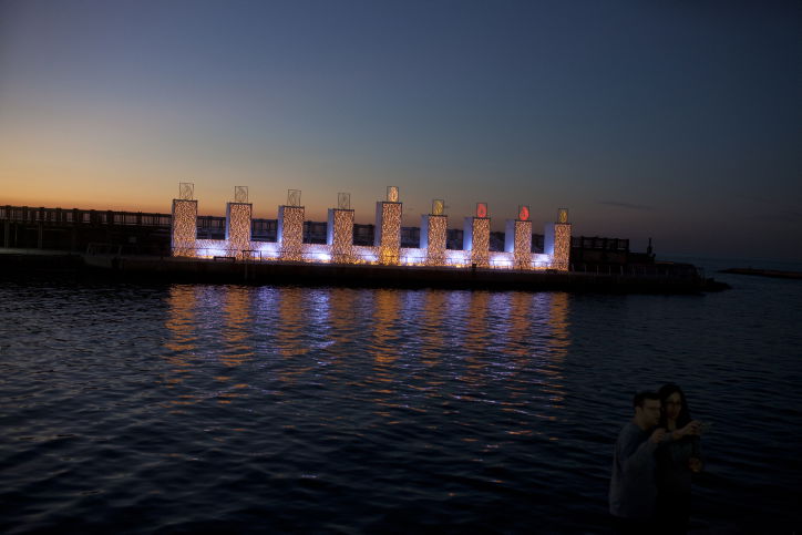 החנוכיה שמאירה את נמל תל אביב • תמונות