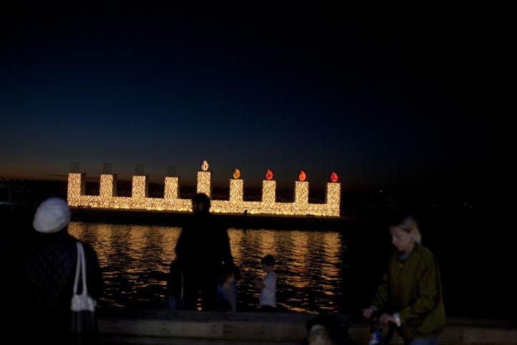 החנוכיה שמאירה את נמל תל אביב • תמונות