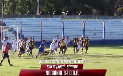 מדהים: השוער שעט לאורך המגרש והבקיע