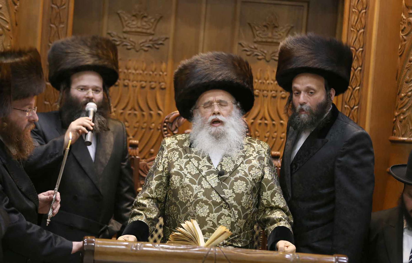 צפו: ההדלקה של האדמו"ר ממישקולץ בפתח תקווה