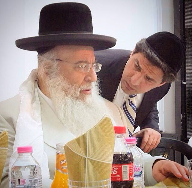 המקובל הגר"ב שמואלי הדליק את החנוכיה המרכזית. צפו