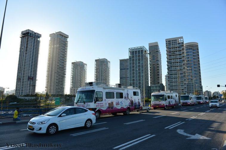 הטנקים של חב"ד כבשו את הכותל המערבי • תמונות