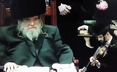 אחד החסידים ניגן בכינור והרבי מבעלזא מחה דמעה • צפו