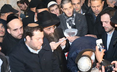 הרב פינטו בקבר יוסף: "בקרוב נראה את דברי אשר התחננתי"