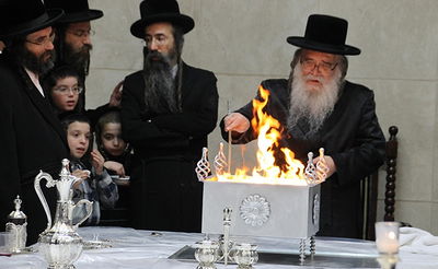 המעמד החותם של חנוכה: צפו ברבי מדאראג שורף פתילות
