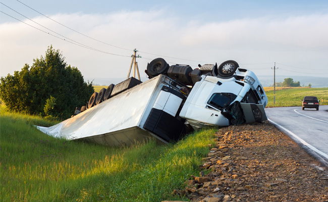 נפל כשטיפס על משאית - תאונת דרכים?