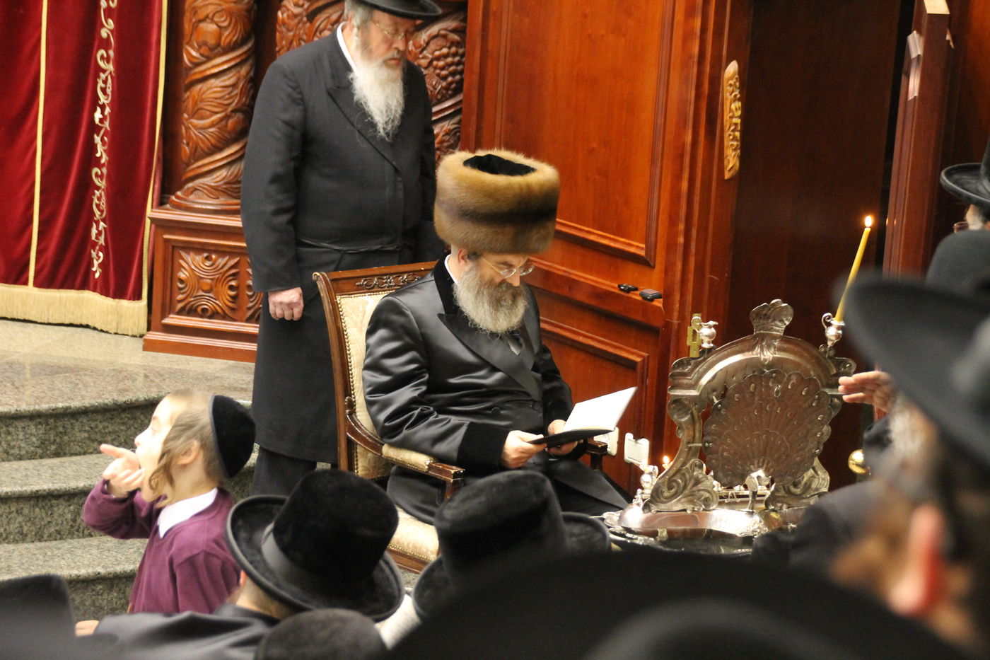 תיעוד: הדלקת הנר השמיני בחצר סאדיגורא