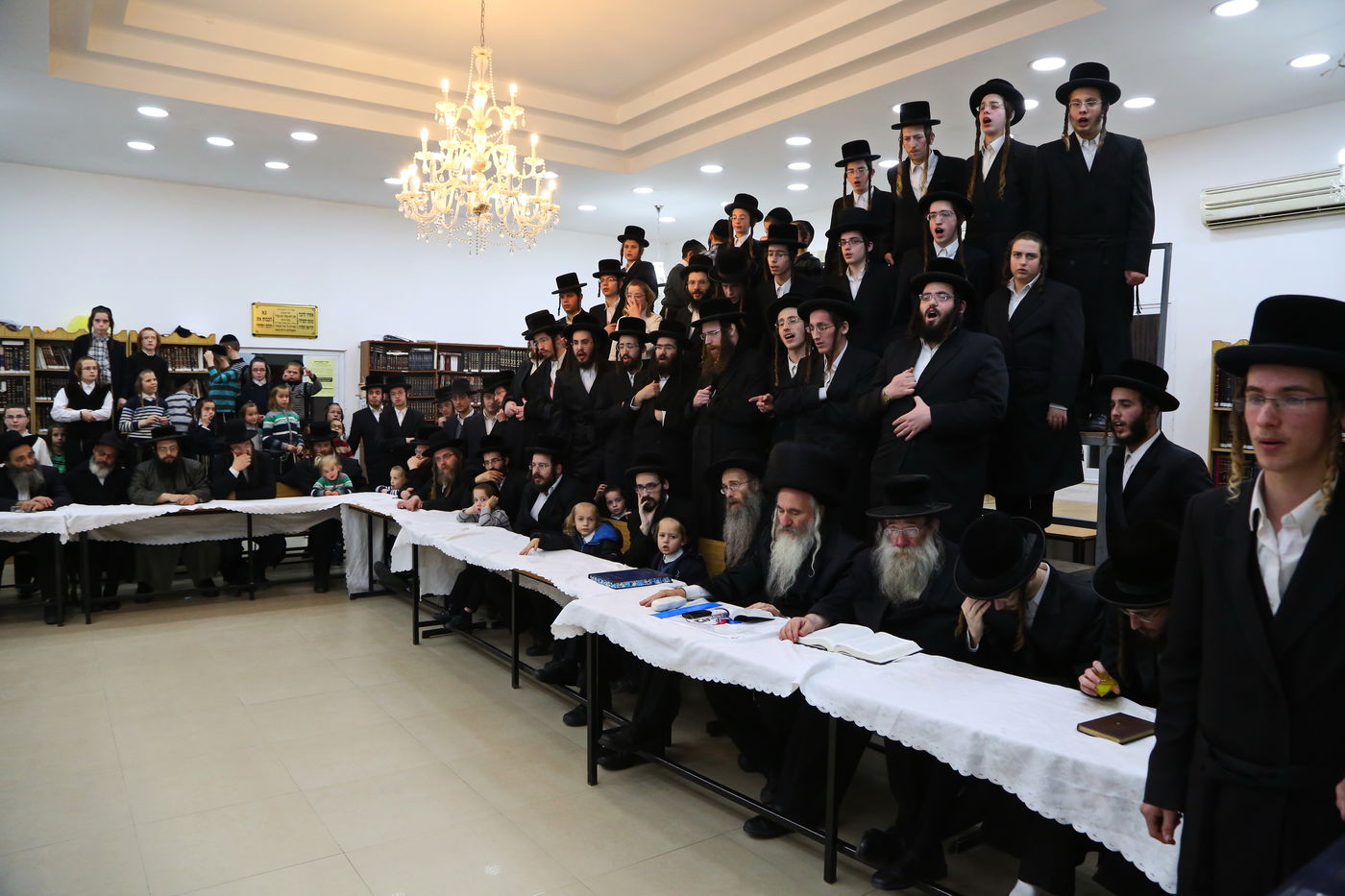 הדלקה ושירה: נר שמיני בביאלה בית שמש