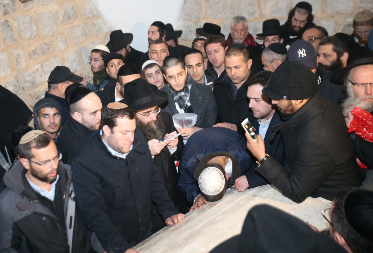 הרב פינטו בקבר יוסף: "בקרוב נראה את דברי אשר התחננתי"