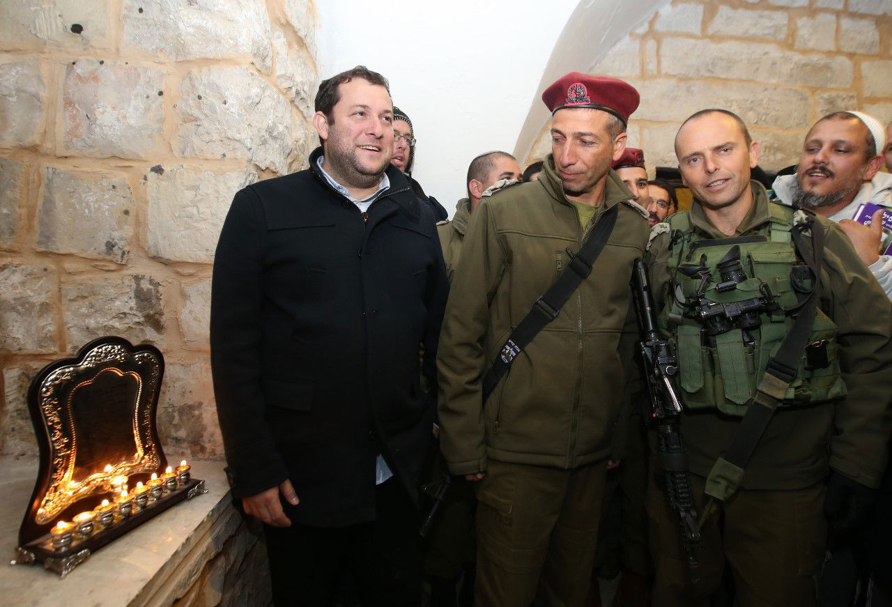 הרב פינטו בקבר יוסף: "בקרוב נראה את דברי אשר התחננתי"