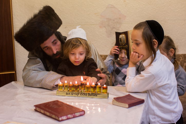 נר שמיני של חנוכה בבית משפחת קרויס במאה שערים. צפו