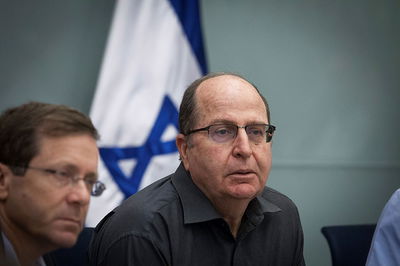 יעלון אסר על כניסת פעילי 'שוברים שתיקה' למחנות צה"ל