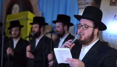 צפו: יואלי גרינפלד ומקהלת 'ידידים' מבצעים את "צוזאמען"