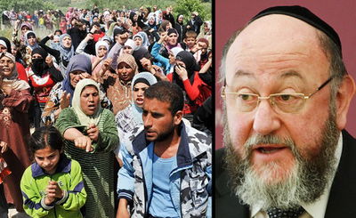 הרב מירוויס לצד פליטים מוסלמים