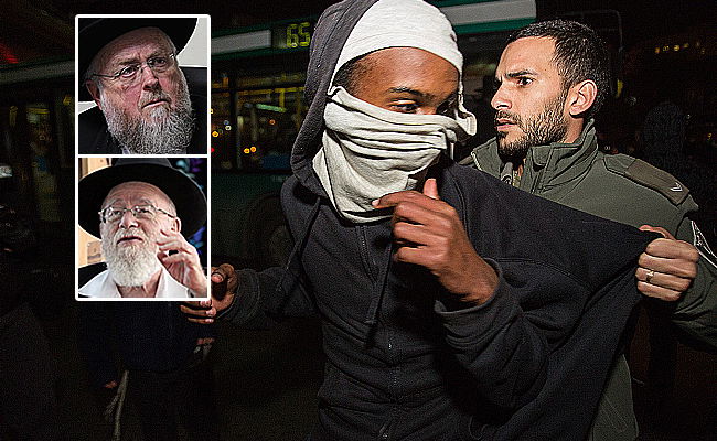 הרב שלזינגר והרב ליאור על רקע הפגנות למען העצורים