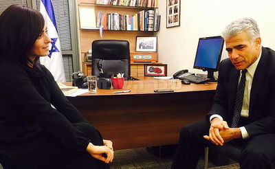 יעל מזרחי בפגישתה עם ח"כ יאיר לפיד