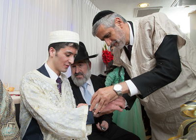 אלי ישי עונד את השעון לחתנו החדש